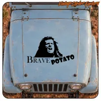 Brave Potato Design auf der blauen Motorhaube eines klassischen Fahrzeugs angebracht