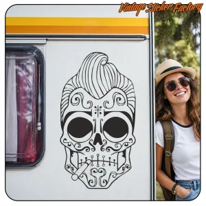 Crâne décoré appliqué sur le côté d’une caravane à côté d’une personne