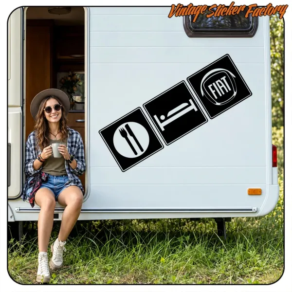 Camper-Aufkleber mit Symbolen für Essen, Schlafen und FIAT an der Seite eines Wohnmobils