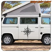 Schwarze Windrose an der Tür eines weißen Campervans