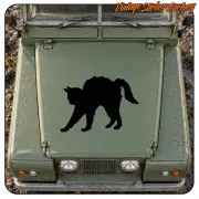 Schwarze Katzensilhouette auf der Front eines alten grünen Fahrzeugs