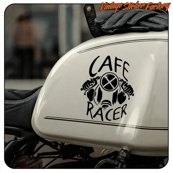 Détail du motif Café Racer posé sur le réservoir d’une moto