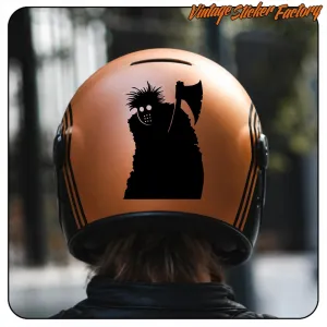 Autocollant PSYCHO posé à l’arrière d’un casque de moto orange