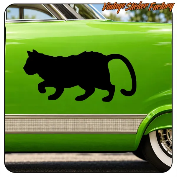 Große schwarze Silhouette einer laufenden Katze auf der grünen Karosserie eines Oldtimers