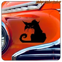 Schwarze Katzensilhouette auf der orangefarbenen Karosserie eines klassischen Autos