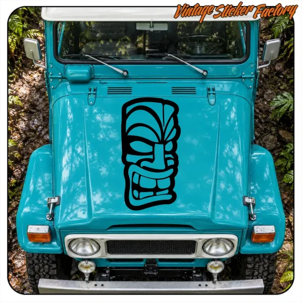 Diseño tiki negro sobre el capó de un vehículo azul