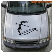 Motif de surfeuse sur une planche appliqué sur le capot d’une camionnette