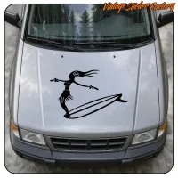 Motif noir de surfeuse sur une planche appliqué sur le capot d’un véhicule