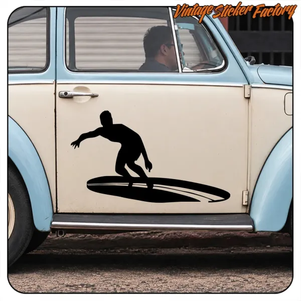 Vue de l’autocollant de surfeur sur longboard appliqué sur la portière d’une voiture classique