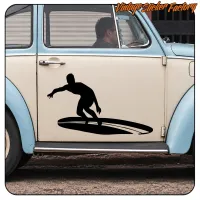 Vue de l’autocollant de surfeur sur longboard appliqué sur la portière d’une voiture classique