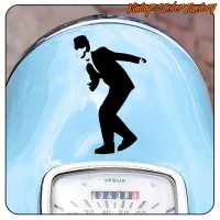 Tanzende Silhouette auf der blauen Karosserie mit sichtbarem Tachometer