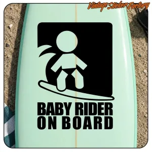 Pegatina Baby Rider on Board aplicada sobre una tabla de surf de color claro