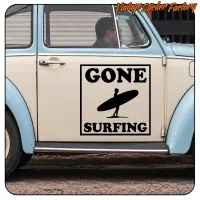 Design GONE SURFING appliqué sur la portière d’un véhicule classique bicolore