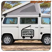 Autocollant «ABIERTO POR VACACIONES» posé sur le côté d’un fourgon camper