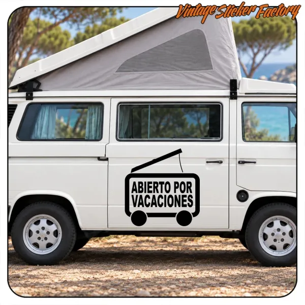 Furgoneta camper con la pegatina «ABIERTO POR VACACIONES» en el lateral