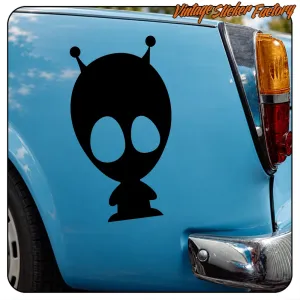 Silhouette noire d’une créature alien appliquée sur la carrosserie bleue d’un véhicule classique