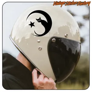Vinilo negro de gato y luna creciente aplicado en un casco blanco