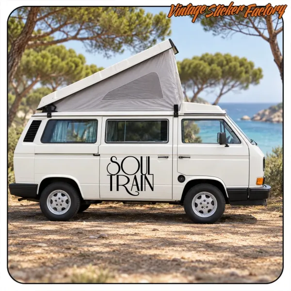 Vue alternative de l’adhésif Soul Train appliqué sur un van aménagé