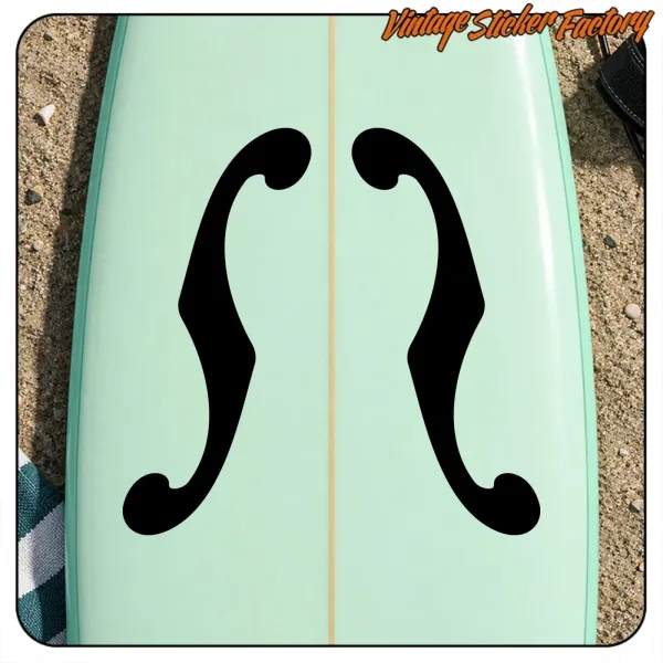 Detalle del diseño negro aplicado sobre una tabla verde claro, con las formas curvas enfrentadas