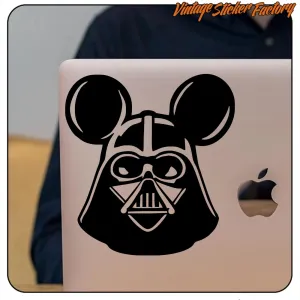 Pegatina de Darth Vader con orejas de Mickey Mouse aplicada en la tapa de un portátil