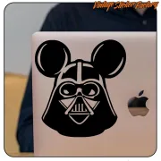 Autocollant de Darth Vader avec des oreilles de Mickey Mouse appliqué sur le capot d’un ordinateur portable