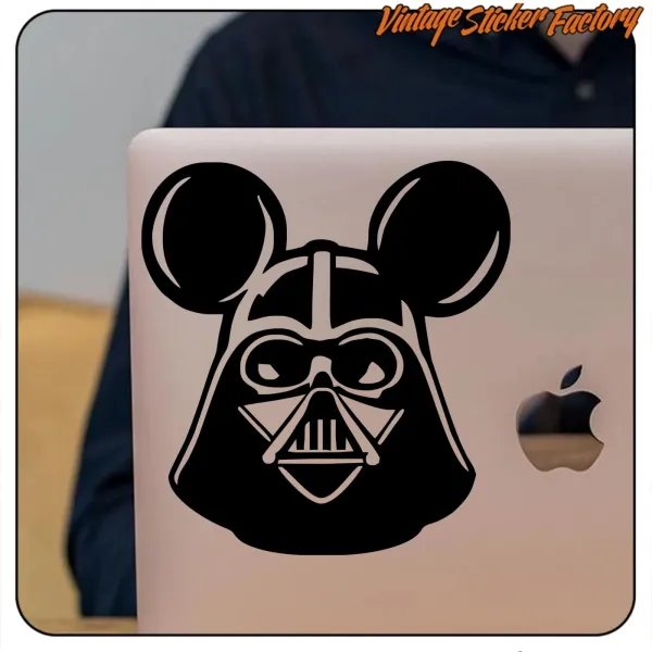 Design de Darth Vader avec des oreilles de Mickey Mouse appliqué sur un ordinateur portable