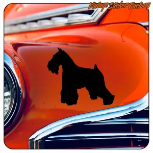 Schwarze Silhouette eines Schnauzers auf der orangefarbenen Karosserie eines klassischen Autos