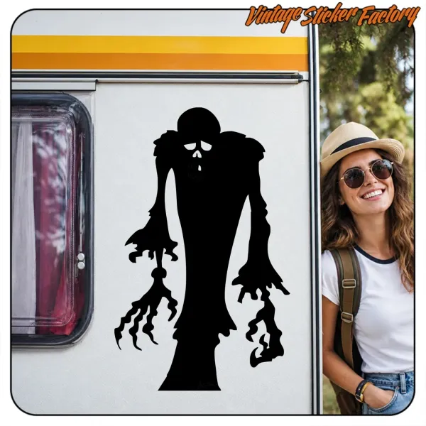 Application de la silhouette monstrueuse sur une caravane, à côté d’une personne