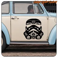Ansicht des Stormtrooper-Sugar-Skull-Designs an der Tür eines klassischen Fahrzeugs