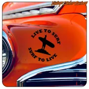 Adhésif noir avec surfeur et planche appliqué sur la carrosserie orange d’une voiture classique