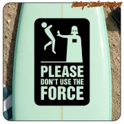 «PLEASE DON'T USE THE FORCE»-Aufkleber auf einer hellgrünen Platte