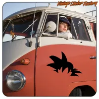 Aufgeklebte Silhouette von Gokus Haaren auf einem zweifarbigen Vintage-Lieferwagen