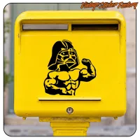Darth Vader musculoso en negro aplicado sobre un buzón amarillo