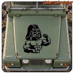 Darth Vader musculoso en negro aplicado sobre la parte frontal de un vehículo verde