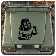 Darth Vader musculoso en negro aplicado sobre la parte frontal de un vehículo verde