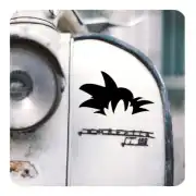 Silhouette noire des cheveux de Goku appliquée sur la porte d’un véhicule vintage