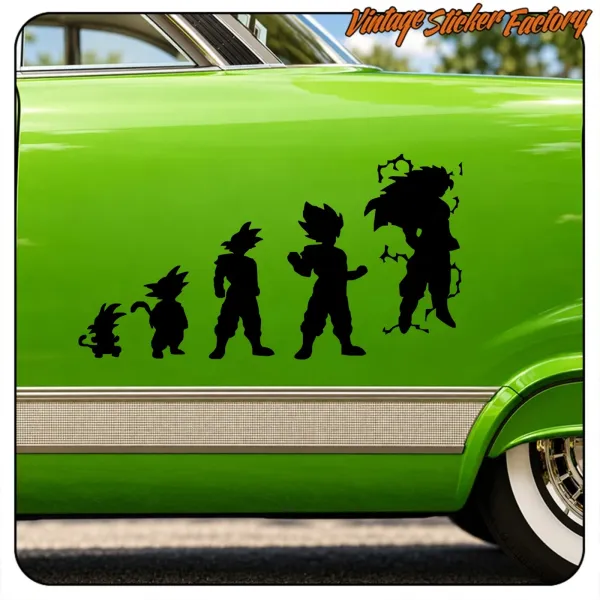 Detalle del diseño de cinco siluetas negras inspiradas en Goku aplicado sobre un vehículo verde