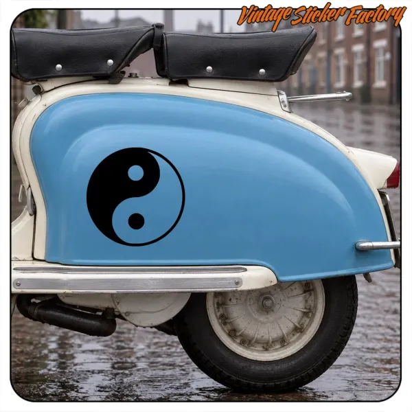 Vue alternative d’un autocollant yin yang appliqué sur un scooter classique