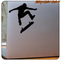 Silhouette noire d’une personne sautant sur un skateboard, appliquée sur une surface lisse