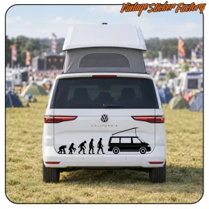 Vinilo de evolución hacia furgoneta camper en la parte trasera de una camper blanca