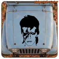 Detalle frontal de la pegatina David Bowie sobre un capó azul envejecido