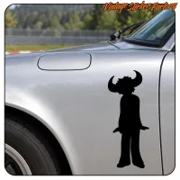 Detalle de pegatina negra con silueta de figura con sombrero en un coche plateado