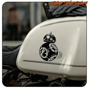 Schwarz-weißer BB-8-Aufkleber auf dem Tank eines Motorrads