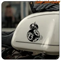 Détail de BB-8 en noir et blanc sur le réservoir d’une moto