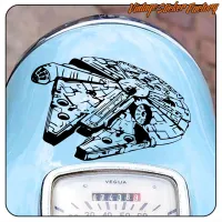 Detalle de la pegatina del Halcón Milenario en una scooter azul.