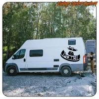 Pegatina R2D2 negra colocada en una furgoneta camper blanca