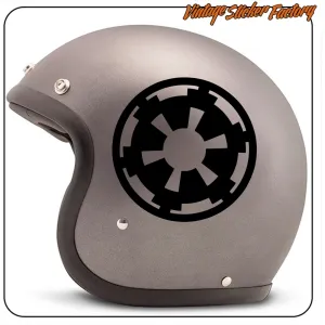 Vinilo negro con emblema circular aplicado en un casco gris
