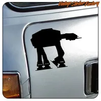 Schwarze AT-AT-Silhouette auf einer metallischen Fahrzeugoberfläche