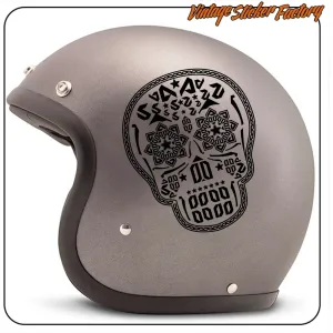 Mexikanischer Schädel-Aufkleber auf einem Motorradhelm angebracht