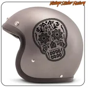 Autocollant crâne mexicain appliqué sur un casque de moto